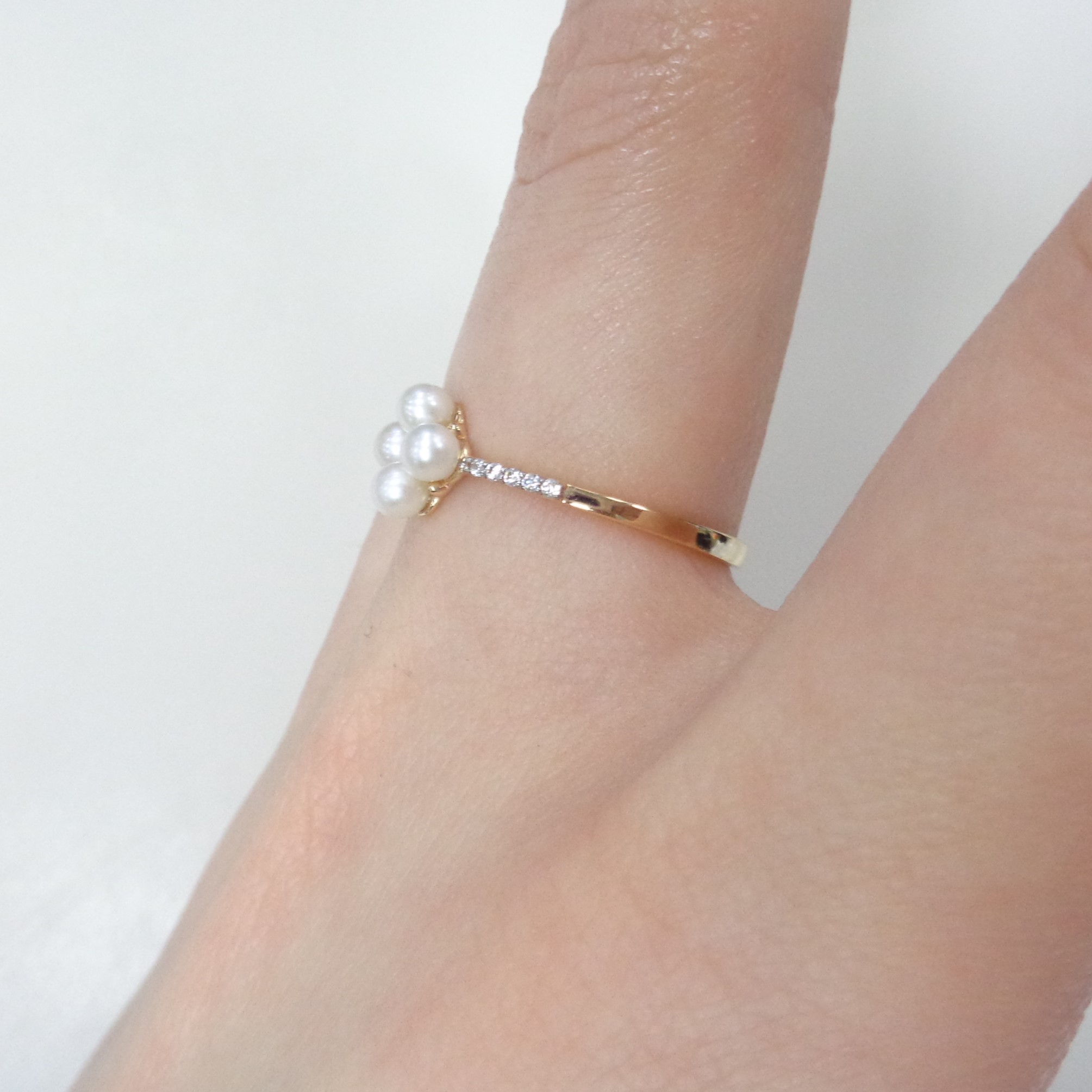 Золотое кольцо 585 пробы; родий; вставки 4 Жемчуг культ. пресн. белый; 11 Фианит бесцв.;